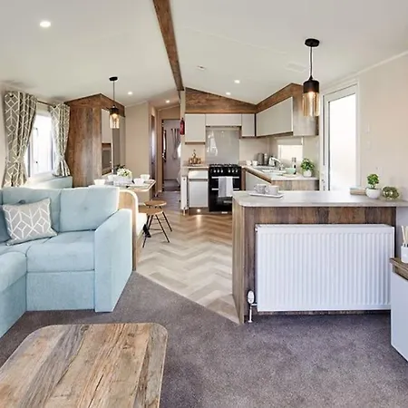 Lakefront 5 Star Country Park Private Fishing Free Parking 1