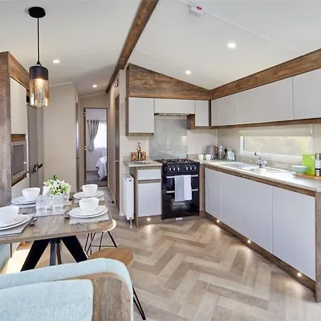Lakefront 5 Star Country Park Private Fishing Free Parking 1 Holiday home *