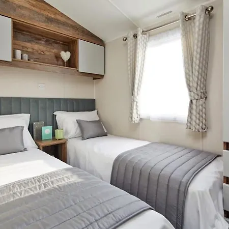 Lakefront 5 Star Country Park Private Fishing Free Parking 1 *