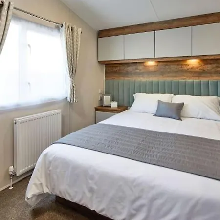 Lakefront 5 Star Country Park Private Fishing Free Parking 1 Holiday home *