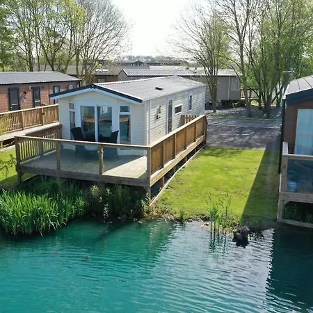 Lakefront 5 Star Country Park Private Fishing Free Parking 1 Holiday home *