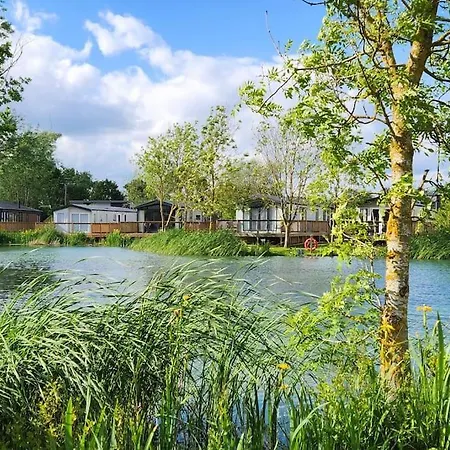 Lakefront 5 Star Country Park Private Fishing Free Parking 1