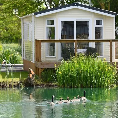 Lakefront 5 Star Country Park Private Fishing Free Parking 1 Holiday home